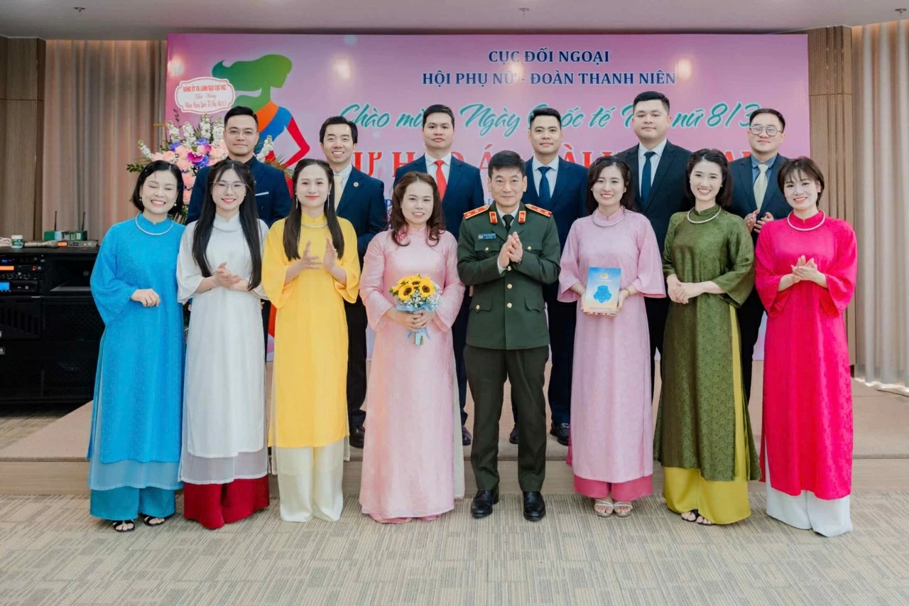 Rực rỡ phần thi trình diễn áo dài của phụ nữ Cục Đối ngoại, Bộ Công an