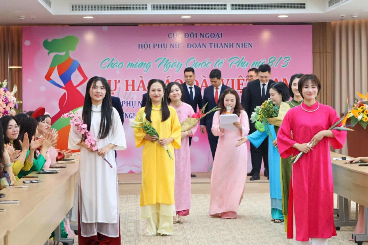 Rực rỡ phần thi trình diễn áo dài của phụ nữ Cục Đối ngoại, Bộ Công an