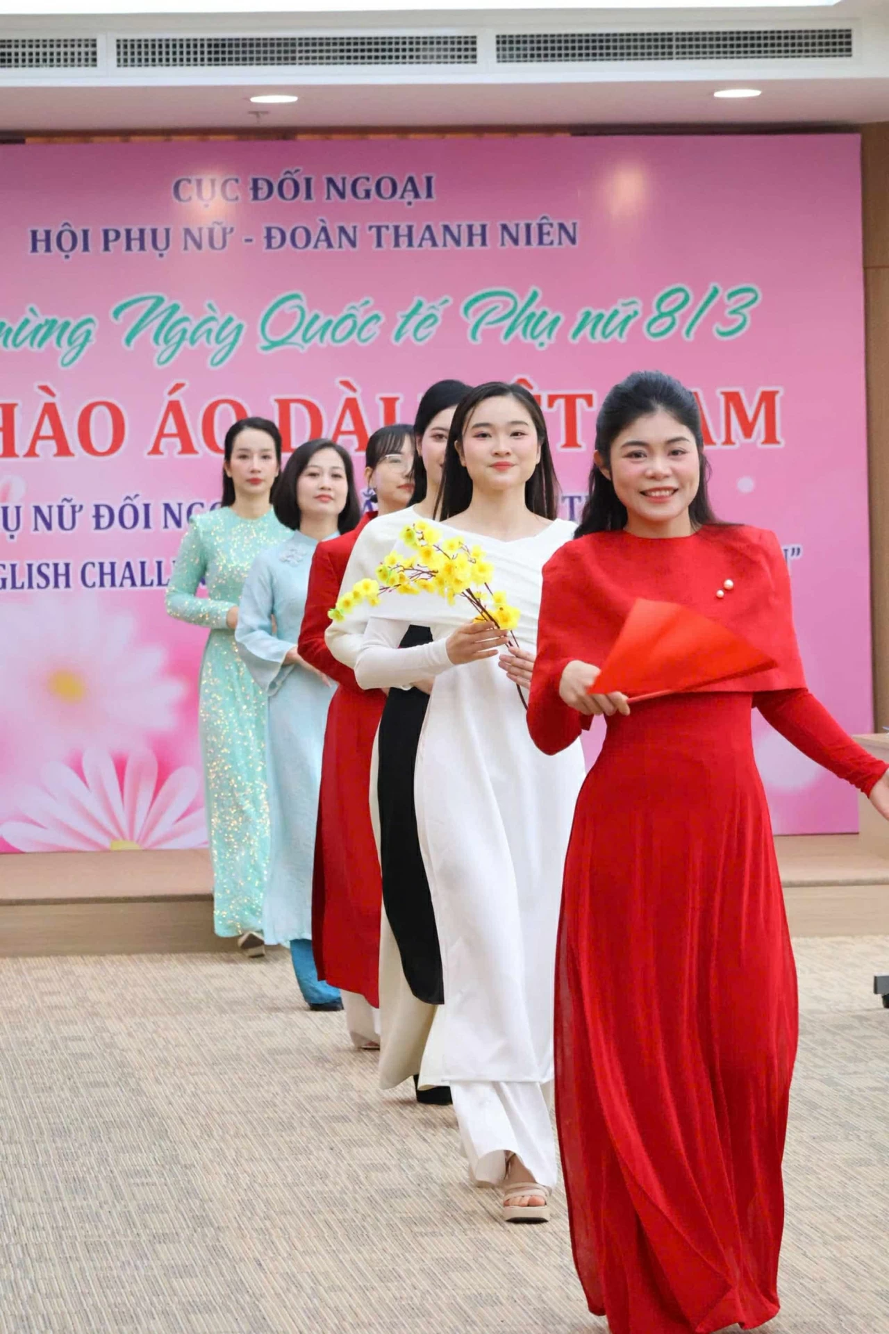 Rực rỡ phần thi trình diễn áo dài của phụ nữ Cục Đối ngoại, Bộ Công an