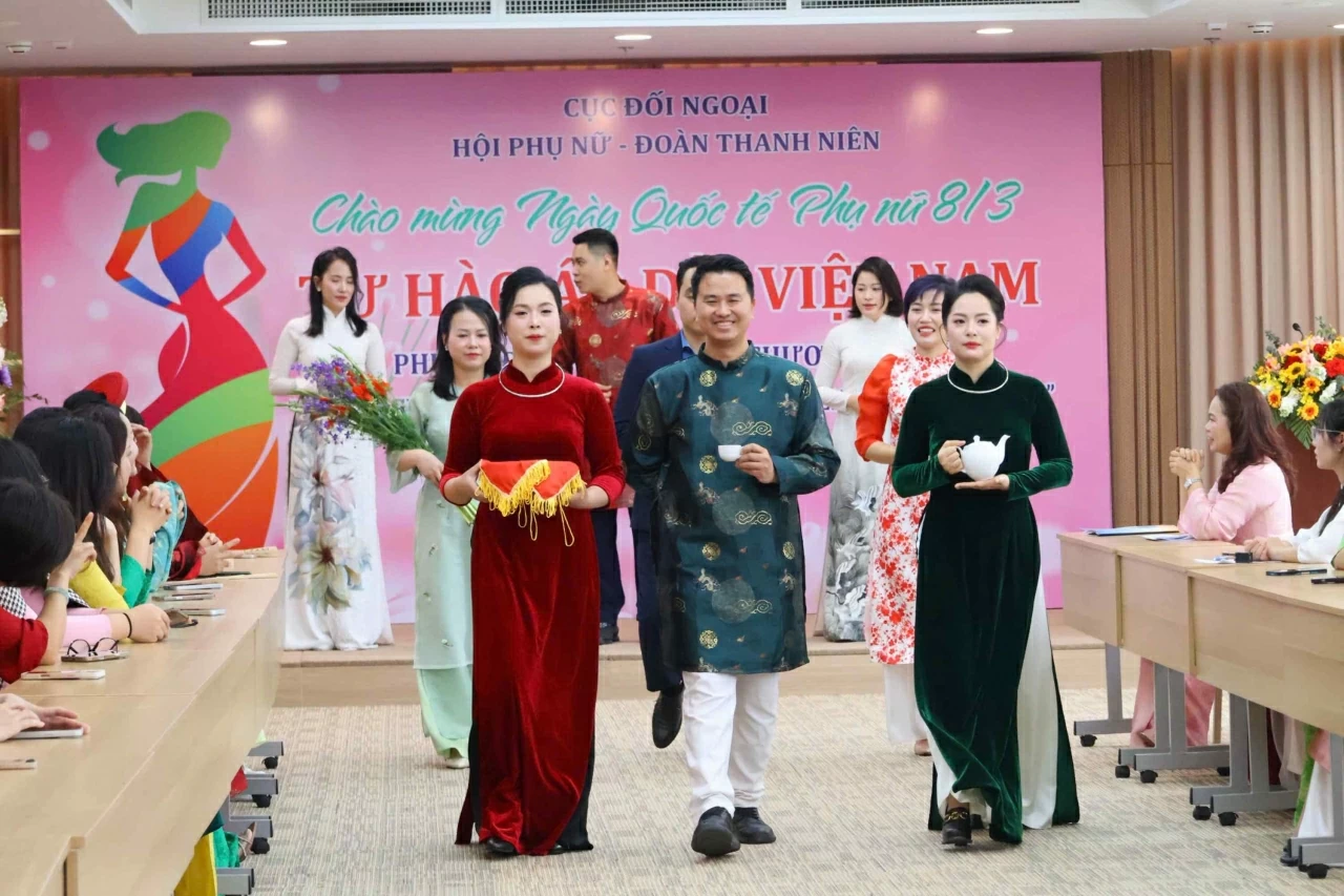 Rực rỡ phần thi trình diễn áo dài của phụ nữ Cục Đối ngoại, Bộ Công an