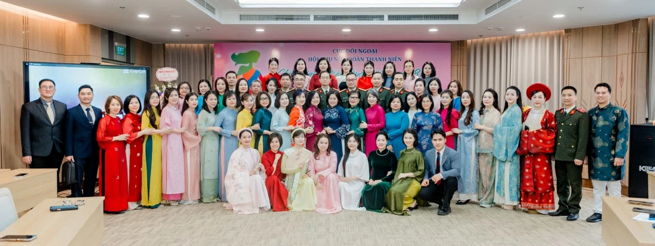 Rực rỡ phần thi trình diễn áo dài của phụ nữ Cục Đối ngoại, Bộ Công an