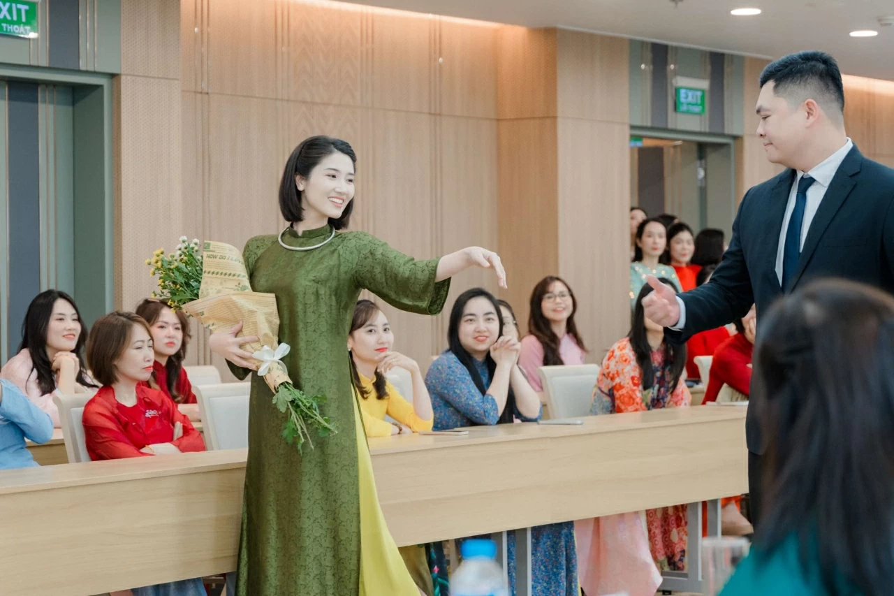 Rực rỡ phần thi trình diễn áo dài của phụ nữ Cục Đối ngoại, Bộ Công an
