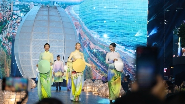 TP.HCM khai mạc Lễ hội Áo dài lần thứ 12 với chủ đề 'Sợi tơ vàng son - Dệt nên khát vọng'