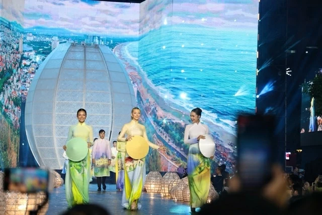 Các người mẫu trong bộ sưu tập “Thành phố vươn mình” đến từ nghệ nhân, nhà thiết kế Trung Đinh