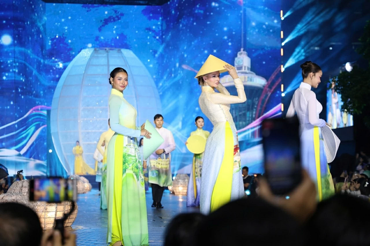 TP.HCM khai mạc Lễ hội Áo dài lần thứ 12 với chủ đề Sợi tơ vàng son - Dệt nên khát vọng TP.HCM khai mạc Lễ hội Áo dài lần thứ 12 với chủ đề 'Sợi tơ vàng son - Dệt nên khát vọng'