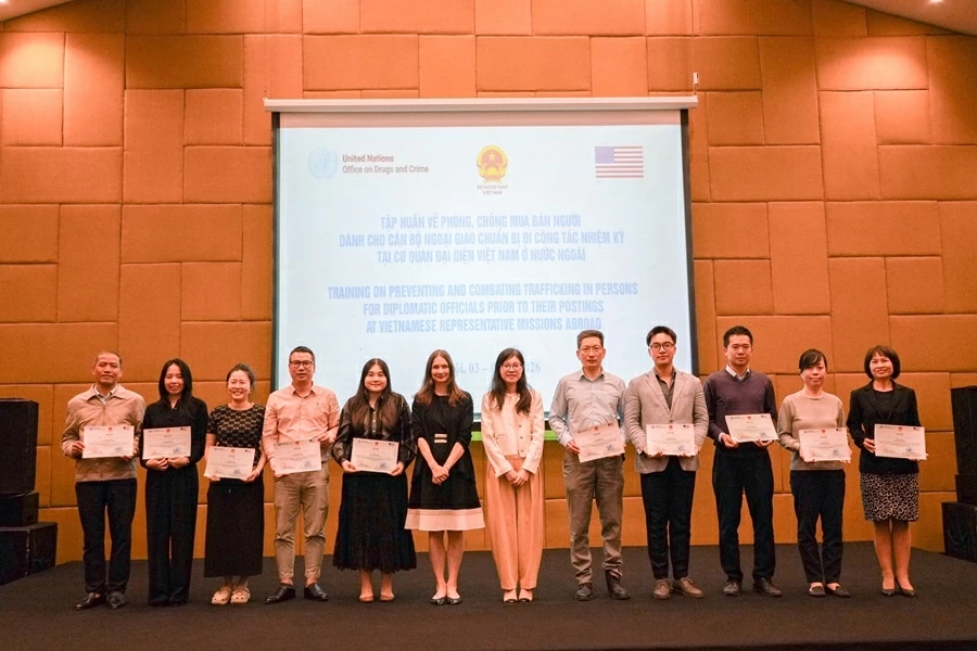 Tập huấn về phòng, chống mua bán người cho các cán bộ ngoại giao chuẩn bị đi công tác nhiệm kỳ ở nước ngoài Tập huấn về phòng, chống mua bán người cho các cán bộ ngoại giao chuẩn bị đi công tác nhiệm kỳ ở nước ngoài