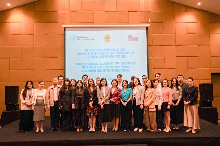 Tập huấn về phòng, chống mua bán người cho các cán bộ ngoại giao chuẩn bị đi công tác nhiệm kỳ ở nước ngoài Tập huấn về phòng, chống mua bán người cho các cán bộ ngoại giao chuẩn bị đi công tác nhiệm kỳ ở nước ngoài