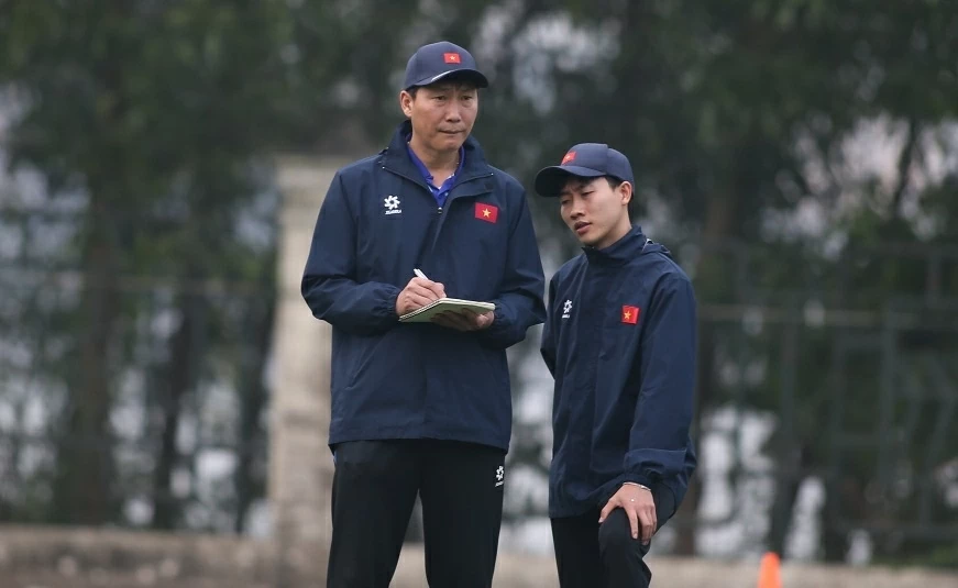 Công bố danh sách tuyển Việt Nam, HLV Kim Sang Sik sẽ có những tính toán gì?