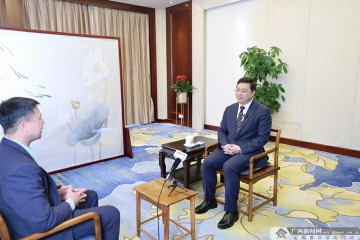 Ông Vi Thao trả lời phỏng vấn của các cơ quan truyền thông Việt Nam tại Bắc Kinh