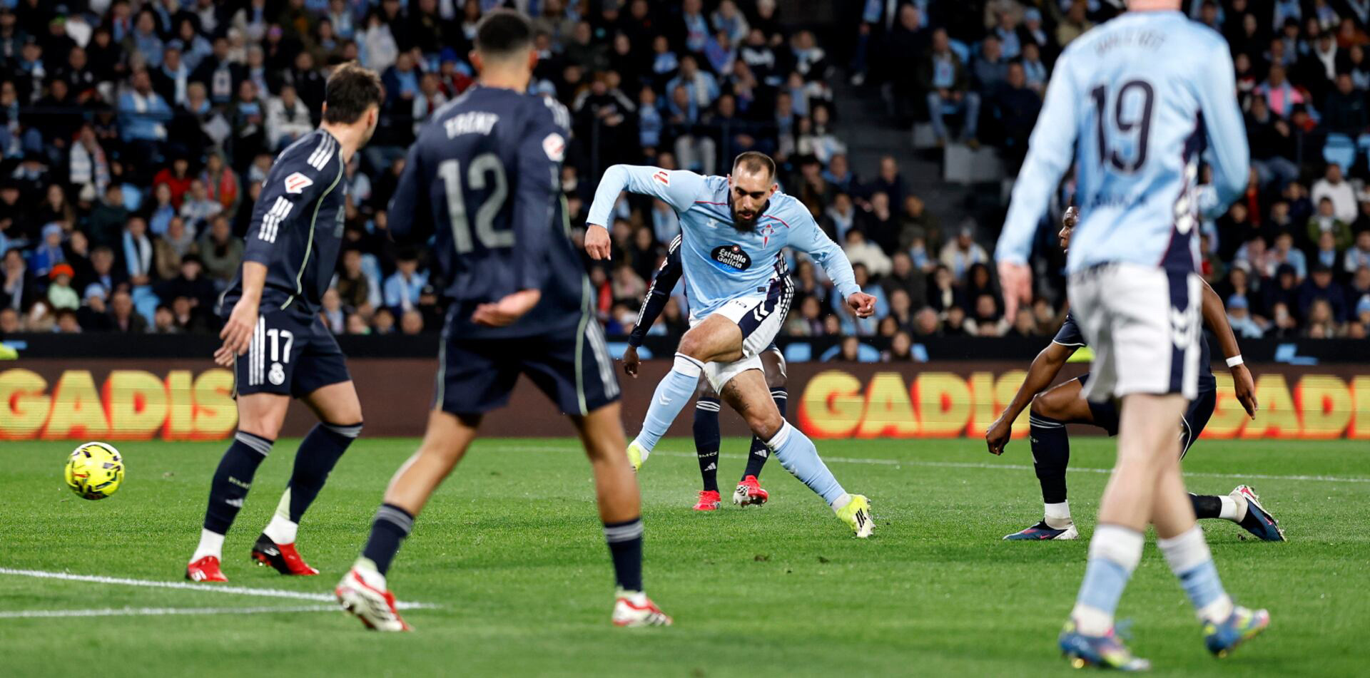 Valverde cứu Real Madrid ở Celta Vigo: Thêm niềm tin đấu Man City