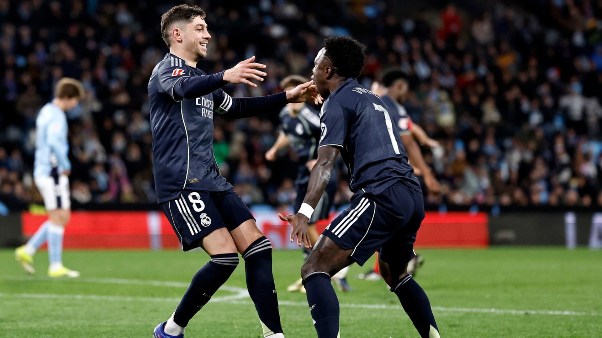 Valverde ghi bàn phút bù giờ, Real Madrid nuôi hy vọng đua vô địch La Liga