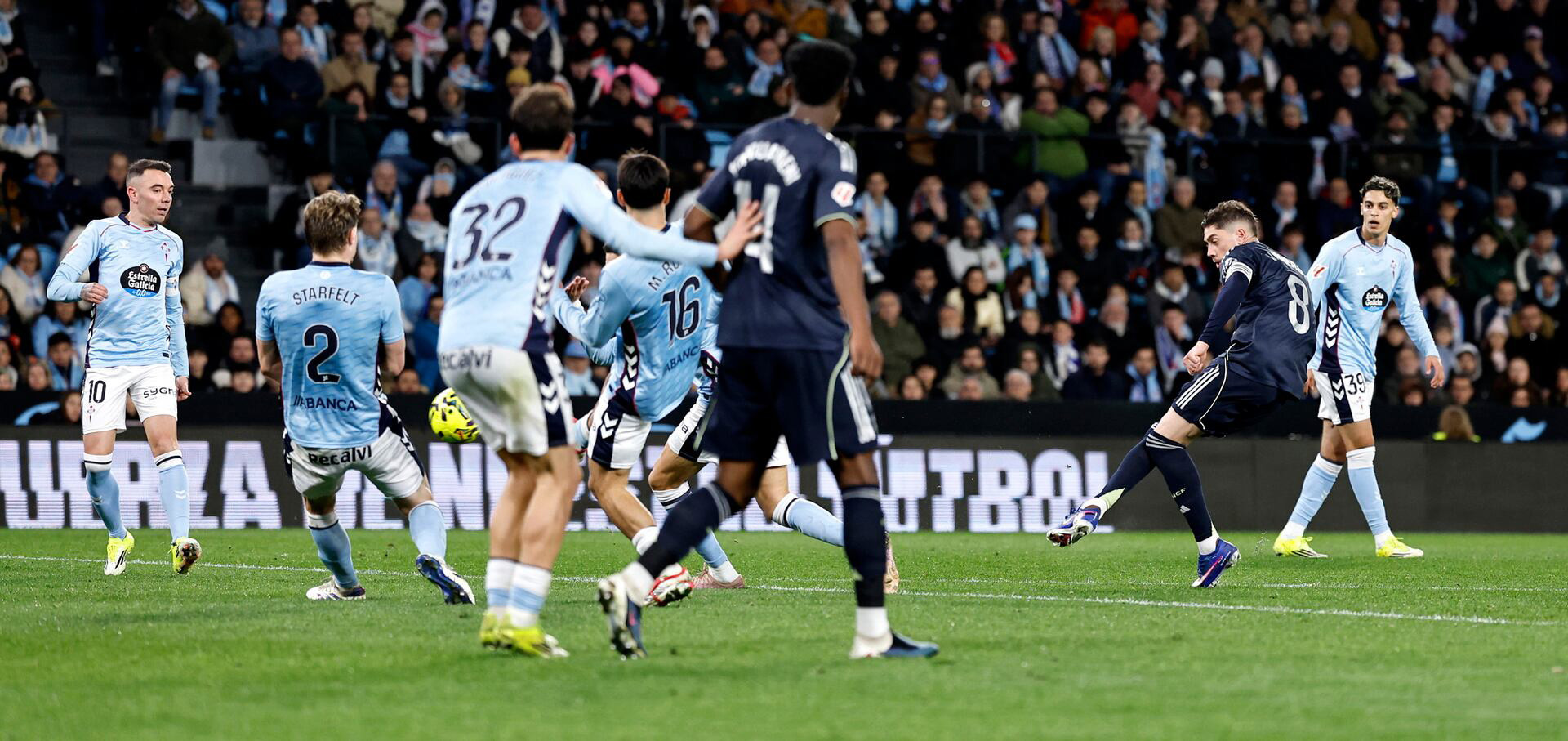 Valverde cứu Real Madrid ở Celta Vigo: Thêm niềm tin đấu Man City