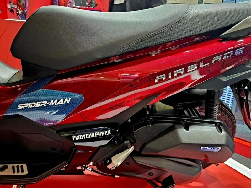 Air Blade 125 phiên bản Marvel được trang bị khóa thông minh Smart Key cho phép mở khóa từ xa và hỗ trợ tìm xe trong các bãi đỗ. Air Blade 125 phiên bản Marvel được trang bị khóa thông minh Smart Key cho phép mở khóa từ xa và hỗ trợ tìm xe trong các bãi đỗ.