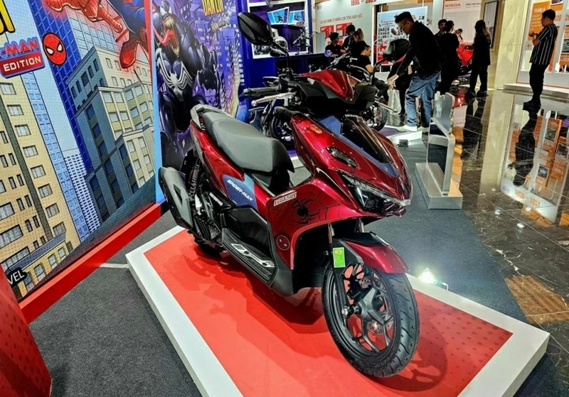 Phiên bản lấy cảm hứng từ Spider-Man nổi bật với tông đỏ chủ đạo, kết hợp các mảng xanh và đen gợi nhớ bộ trang phục đặc trưng của nhân vật “Người Nhện”.