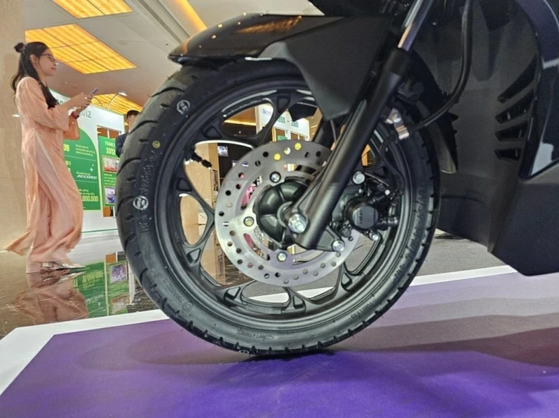 Hệ thống phanh gồm phanh đĩa phía trước kết hợp cùng công nghệ phân bổ lực phanh CBS.