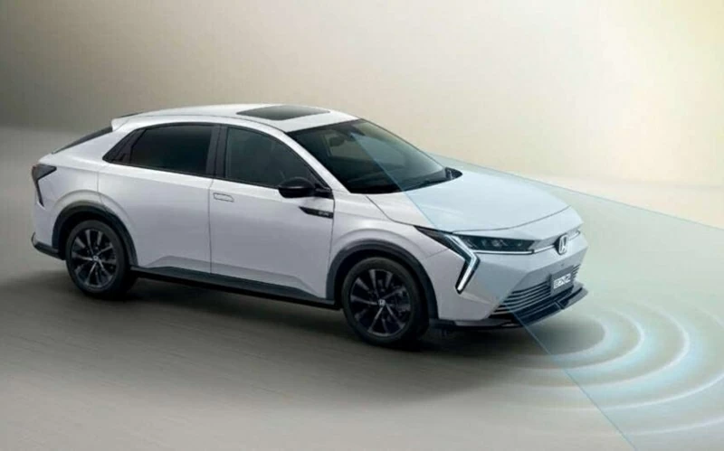 Honda e:N2 tích hợp gói công nghệ hỗ trợ lái Honda Sensing với nhiều tính năng hiện đại.