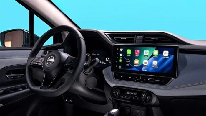 Versa 2026 được làm mới với bảng táp-lô và khu vực điều khiển trung tâm thiết kế lại theo phong cách tối giản nhưng hiện đại.