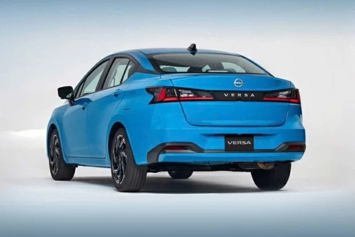Phần đuôi của Nissan Versa 2026 cũng được làm mới để đồng bộ với thiết kế phía trước.