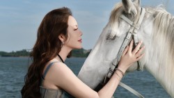 Sao Việt: Diễn viên Lý Nhã Kỳ đăng ảnh gợi cảm hút mắt