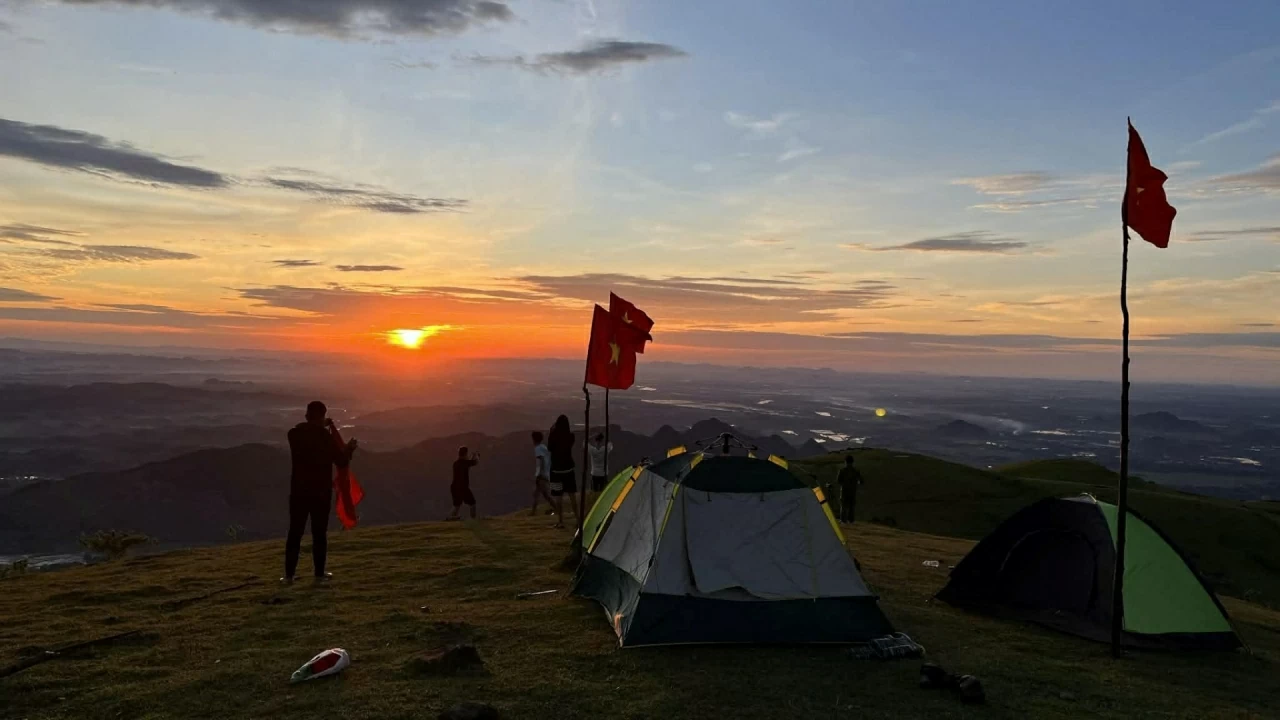Dựng lều săn mây trên đỉnh đồi giữa đại ngàn xứ Thanh