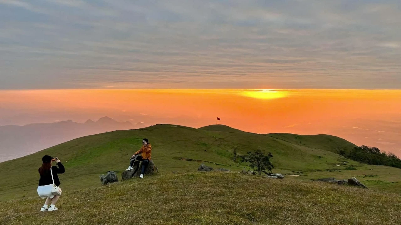 Dựng lều săn mây trên đỉnh đồi giữa đại ngàn xứ Thanh