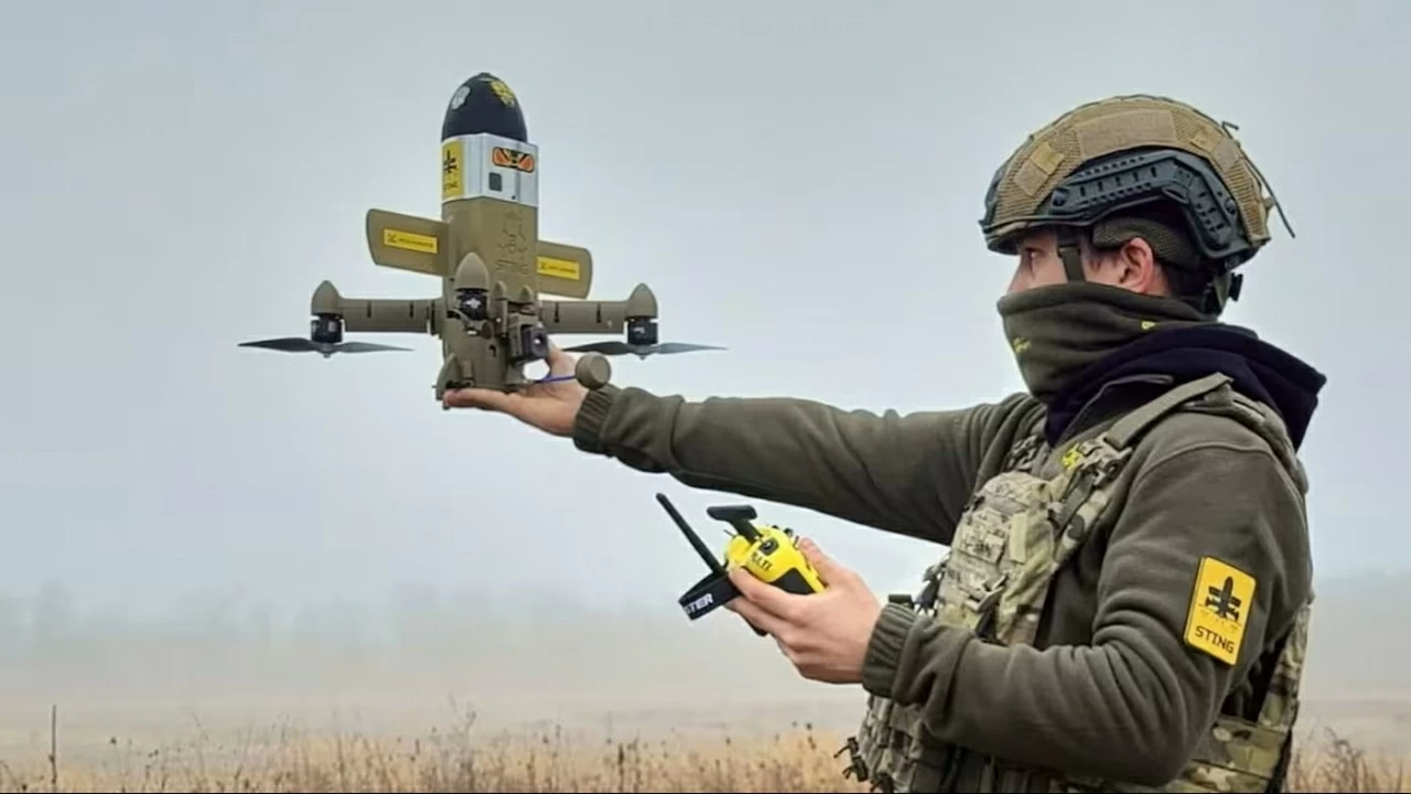 Một binh sĩ Ukraine với UAV đánh chặn Sting. (Nguồn: X)