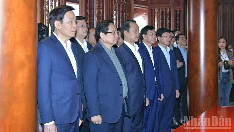 Prime Minister Pham Minh Chinh and the delegation respectfully commemorate President Ho Chi Minh. (Photo: THANH GIANG)