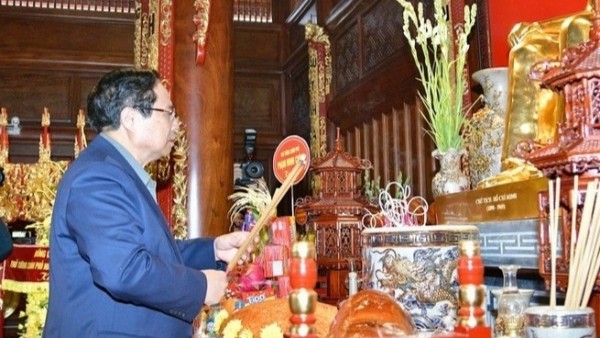 PM Pham Minh Chinh pays tribute to President Ho Chi Minh and heroic martyrs in Dien Bien
