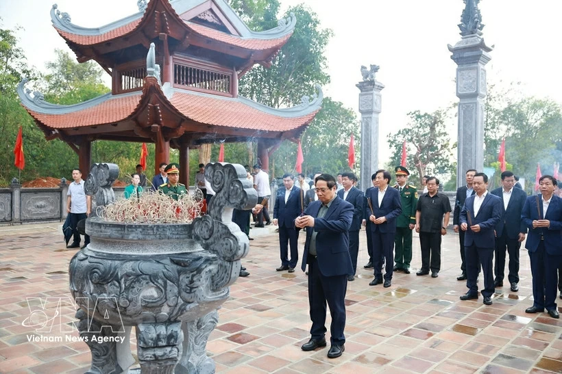 Thủ tướng Phạm Minh Chính dâng hương tưởng niệm Chủ tịch Hồ Chí Minh tại Nhà tưởng niệm Chủ tịch Hồ Chí Minh. (Ảnh: VNA)