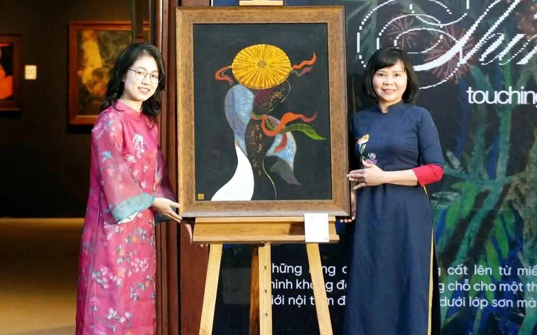 'Chạm vào Thinh không': Khám phá thế giới nội tâm đầy màu sắc của nữ họa sĩ khiếm thính Dương Linh Đan