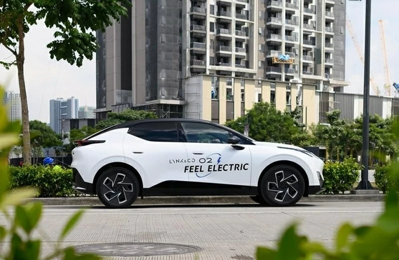 Lynk & Co 02 được định hình theo phong cách SUV coupe, nổi bật với phần mái vuốt thấp dần về phía sau.