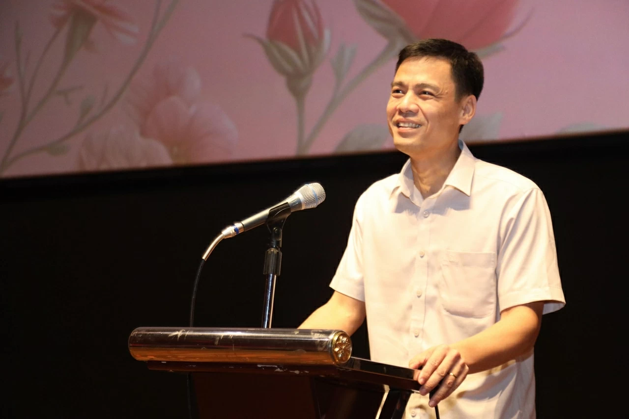 Thứ trưởng Ngoại giao Đặng Hoàng Giang gửi lời chúc mừng nhân dịp Quốc tế Phụ nữ 8/3 tời toàn thể chị em Bộ Ngoại giao.(Ảnh: Thành Long) Thứ trưởng Ngoại giao Đặng Hoàng Giang gửi lời chúc mừng nhân dịp Quốc tế Phụ nữ 8/3 tời toàn thể chị em Bộ Ngoại giao.(Ảnh: Thành Long)