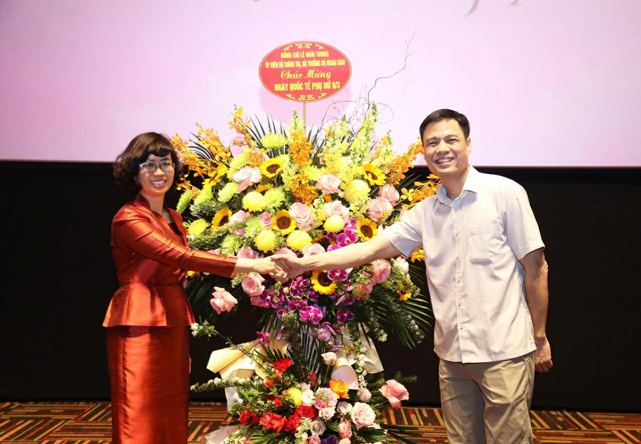 Được sự ủy quyền của Ủy viên Bộ Chính trị, Bộ trưởng Ngoại giao Lê Hoài Trung, Thứ trưởng Đặng Hoàng Giang gửi lẵng hoa tươi thắm tới toàn thể chị em phụ nữ đang công tác tại Bộ Ngoại giao. (Ảnh: Thành Long) Được sự ủy quyền của Ủy viên Bộ Chính trị, Bộ trưởng Ngoại giao Lê Hoài Trung, Thứ trưởng Đặng Hoàng Giang gửi lẵng hoa tươi thắm tới toàn thể chị em phụ nữ đang công tác tại Bộ Ngoại giao. (Ảnh: Thành Long)