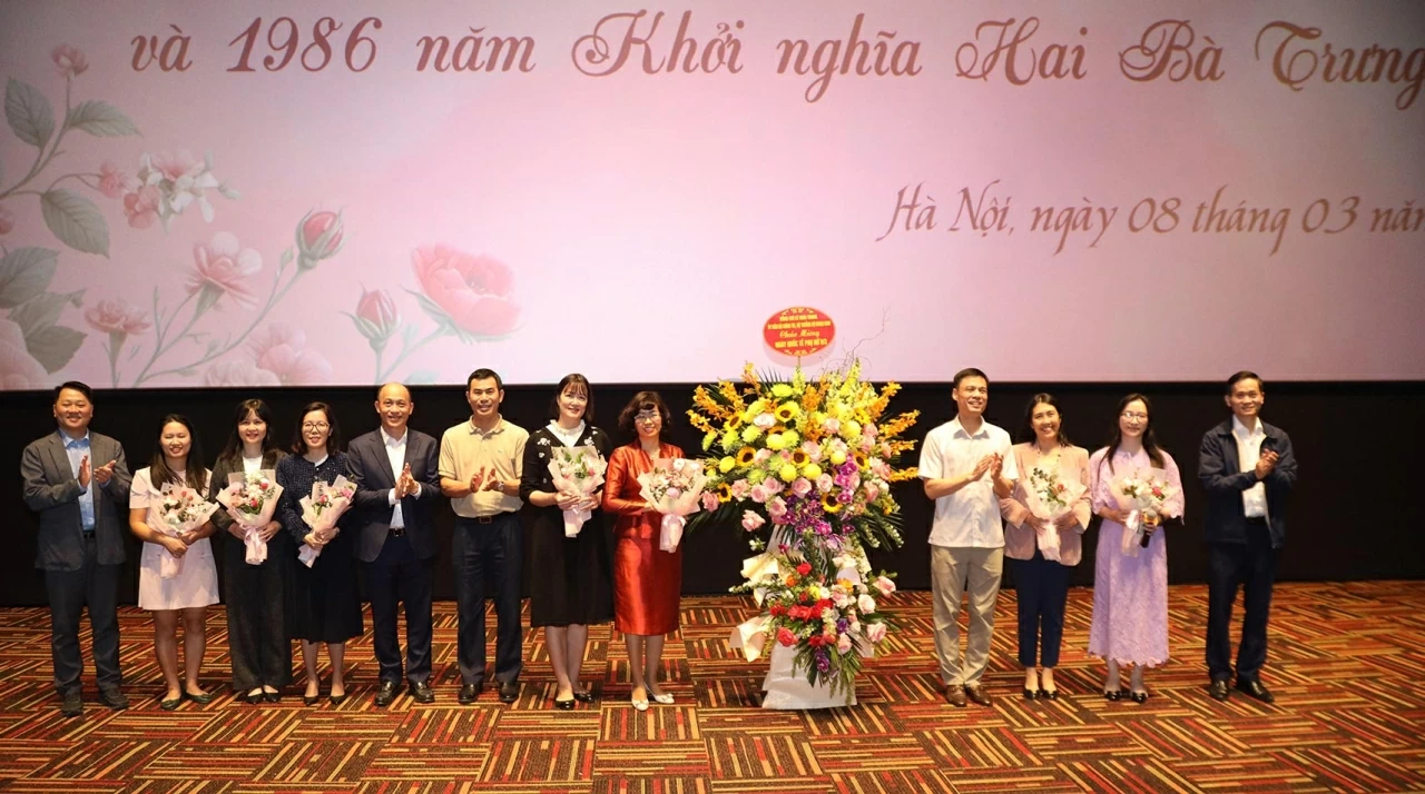 Thứ trưởng Đặng Hoàng Giang tặng hoa các đồng chí Lãnh đạo nữ các đơn vị, đại diện Ban Nữ công Đối ngoại và chụp ảnh lưu niệm. (Ảnh: Thành Long) Thứ trưởng Đặng Hoàng Giang tặng hoa các đồng chí Lãnh đạo nữ các đơn vị, đại diện Ban Nữ công Đối ngoại và chụp ảnh lưu niệm. (Ảnh: Thành Long)