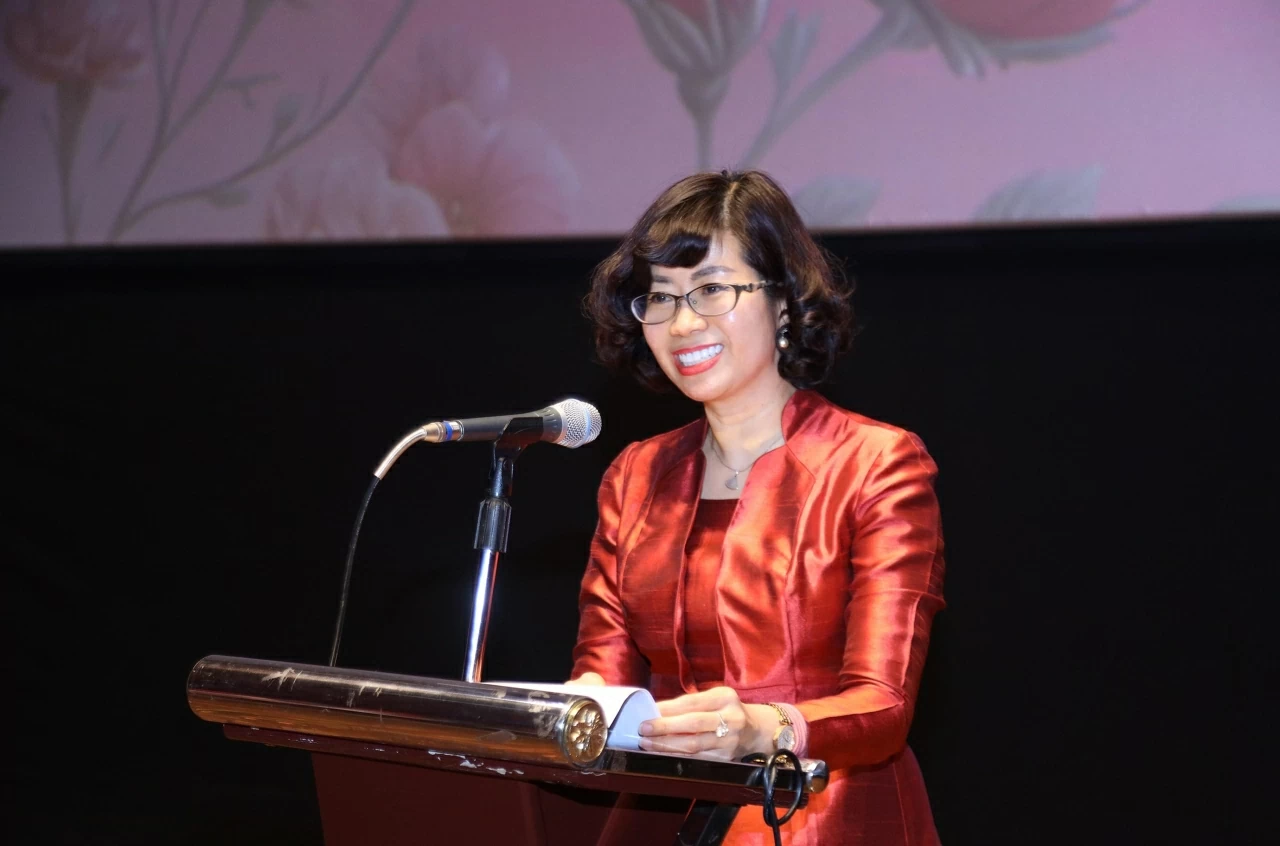 Cục trưởng Cục Ngoại vụ và Ngoại giao văn hóa, Trưởng Ban Nữ công Đối ngoại Bộ Ngoại giao Lê Thị Hồng Vân phát biểu cảm ơn tại buổi Gặp gỡ. (Ảnh: Thành Long)