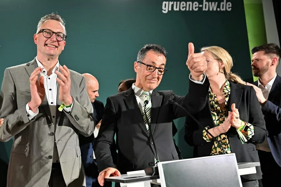 Cem Özdemir, ứng cử viên của Đảng Xanh, chào đón những người ủng hộ mình trong hầm trú ẩn -Getty Images