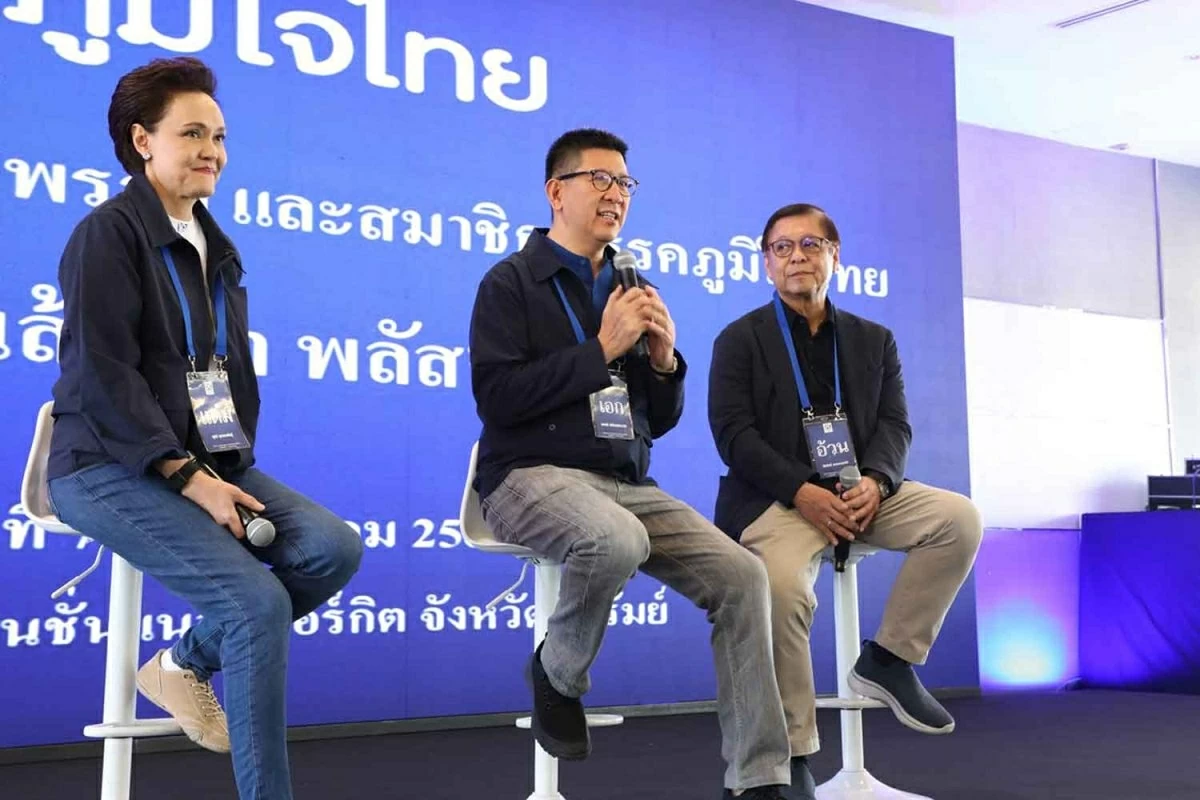 Phó Thủ tướng kiêm Bộ trưởng Tài chính Ekniti Nitithanprapas (giữa), Bộ trưởng Thương mại Suphajee Suthumpun, trái, và Bộ trưởng Ngoại giao Sihasak Phuangketkeow tại diễn đàn Đảng Bhumjaithai ở tỉnh Buri Ram hôm Chủ nhật  Please credit and share this article with others using this link: https://www.bangkokpost.com/thailand/politics/3212563/bjt-unveils-stability-strategy. View our policies at http://goo.gl/9HgTd and http://goo.gl/ou6Ip. © Bangkok Post PCL. All rights reserved. Bangkok POst