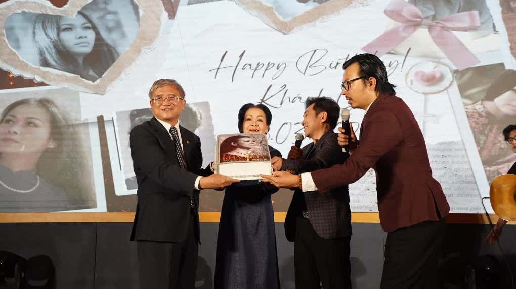 Nữ danh ca Khánh Ly giao lưu cùng người hâm mộ, đón sinh nhật tuổi 81 bên gia đình
