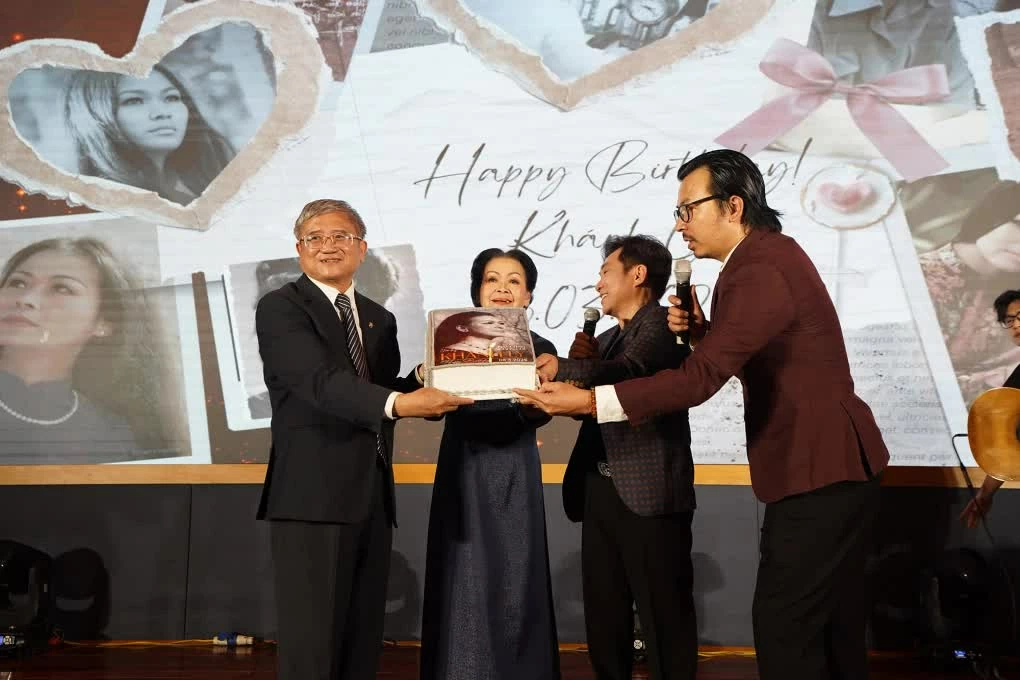 Nữ danh ca Khánh Ly giao lưu cùng người hâm mộ, đón sinh nhật tuổi 81 bên gia đình Nữ danh ca Khánh Ly giao lưu cùng người hâm mộ, đón sinh nhật tuổi 81 bên gia đình