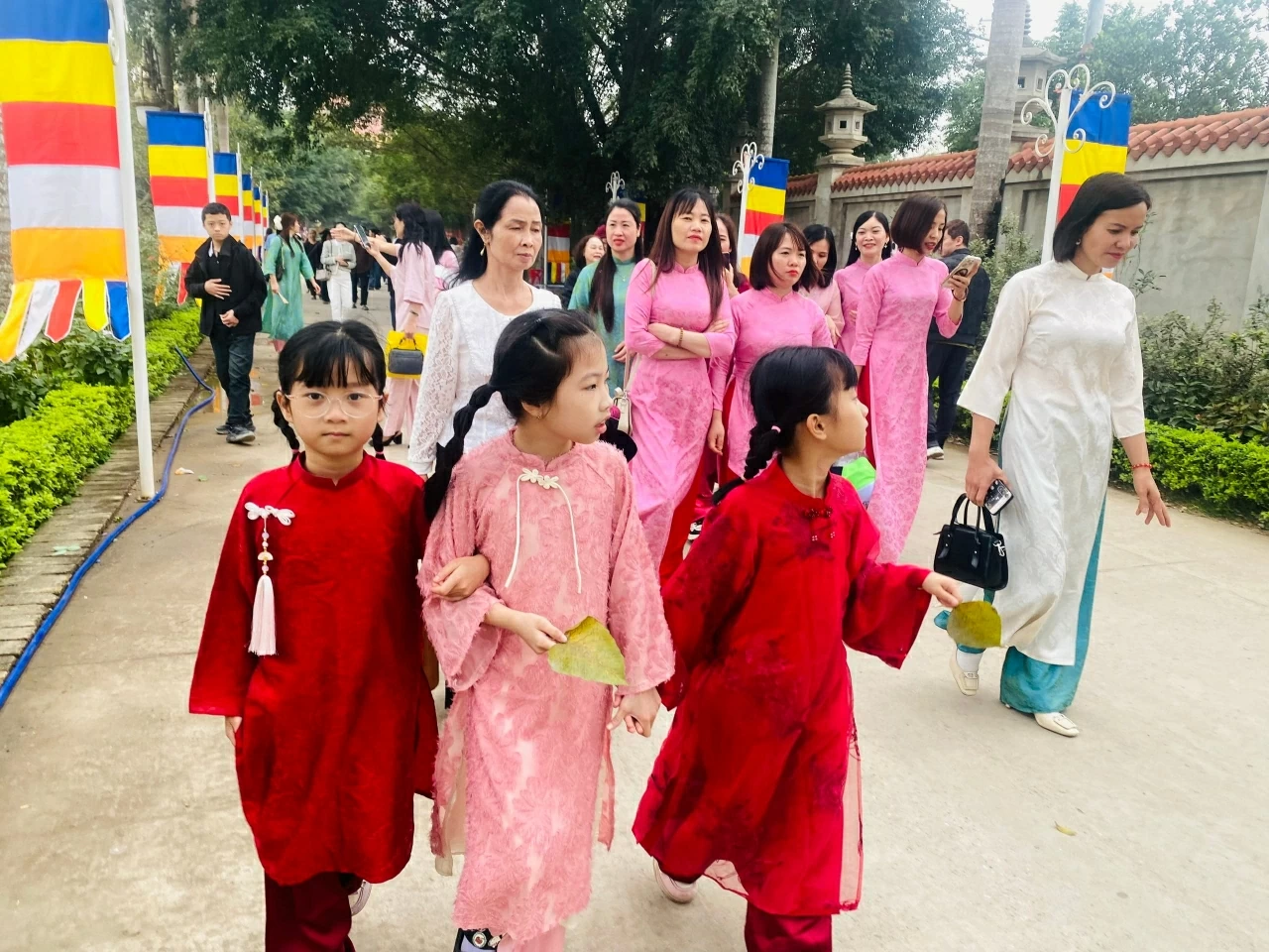 12.Số 11.Báo in: Giữ hồn cốt” lễ hội trong dòng chảy hiện đại