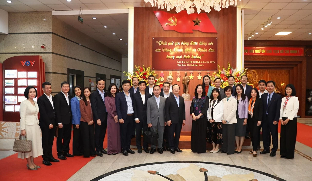 Ủy viên Trung ương Đảng, Tổng Giám đốc VOV Đỗ Tiến Sỹ dẫn Trưởng Cơ quan đại diện ngoại giao Việt Nam ở nước ngoài chụp bức ảnh lưu niệm. (Ảnh: Thành Long)