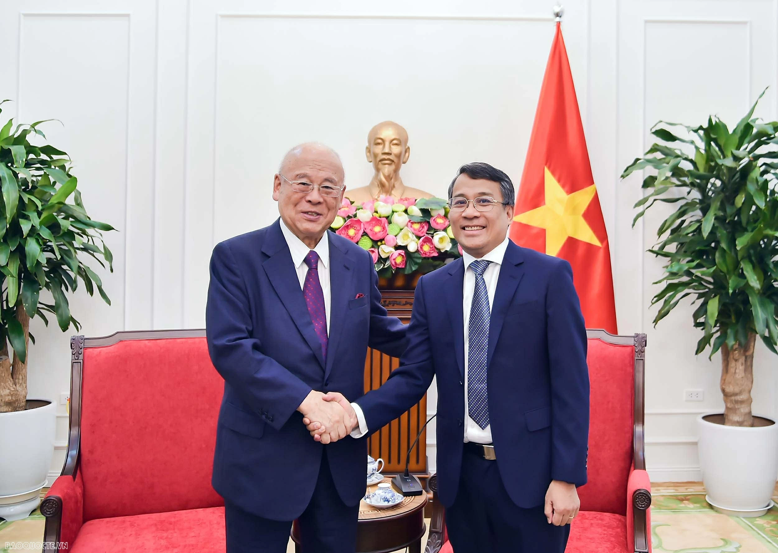 Thứ trưởng Thường trực Ngoại giao Nguyễn Minh Vũ tiếp Cố vấn đặc biệt Liên minh nghị sĩ hữu nghị Nhật-Việt