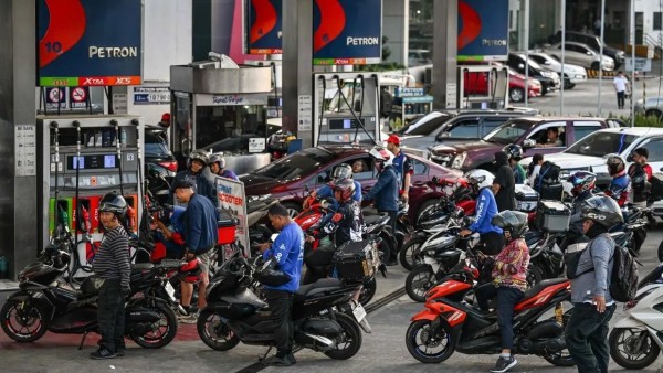 Người dân Philippines đổ xô mua xăng trước đợt tăng giá lớn