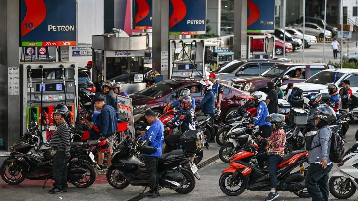Người dân Philippines đổ xô mua xăng trước đợt tăng giá lớn