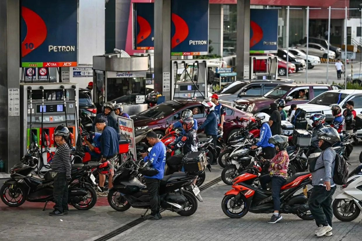 Người dân Philippines đổ xô mua xăng trước đợt tăng giá lớn Người dân Philippines đổ xô mua xăng trước đợt tăng giá lớn