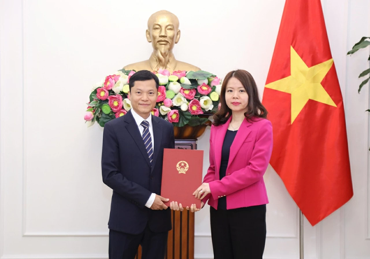 Ủy viên Ban Thường vụ Đảng ủy Bộ, Thứ trưởng Ngoại giao Nguyễn Minh Hằng trao quyết định bổ nhiệm đồng chí Cung Đức Hân giữ chức Phó Vụ trưởng Ban Thư ký Quốc gia APEC 2027. (Ảnh: Thành Long) Ủy viên Ban Thường vụ Đảng ủy Bộ, Thứ trưởng Ngoại giao Nguyễn Minh Hằng trao quyết định bổ nhiệm đồng chí Cung Đức Hân giữ chức Phó Vụ trưởng Ban Thư ký Quốc gia APEC 2027. (Ảnh: Thành Long)
