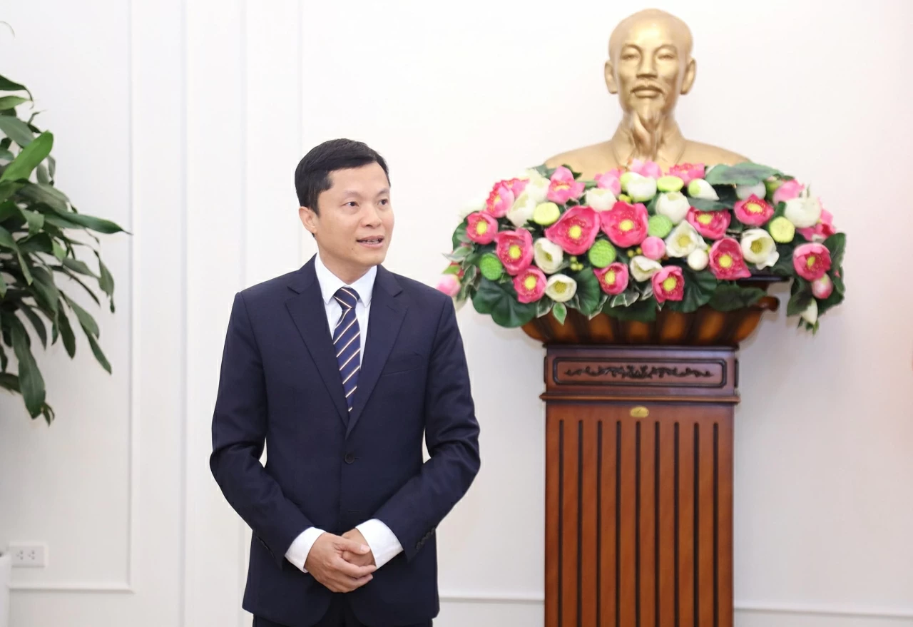 Đồng chí Cung Đức Hân khẳng định sẽ nỗ lực hết sức để hoàn thành tốt nhiệm vụ được Bộ giao, coi việc tổ chức thành công Năm APEC 2027 là nhiệm vụ chung của toàn ngành ngoại giao. (Ảnh: Thành Long) Đồng chí Cung Đức Hân khẳng định sẽ nỗ lực hết sức để hoàn thành tốt nhiệm vụ được Bộ giao, coi việc tổ chức thành công Năm APEC 2027 là nhiệm vụ chung của toàn ngành ngoại giao. (Ảnh: Thành Long)