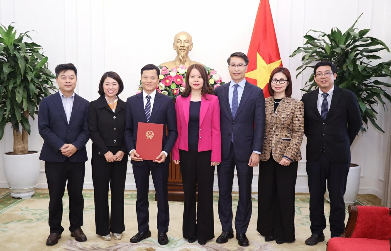 Các đại biểu tham dự buổi lễ chụp ảnh lưu niệm. (Ảnh: Thành Long)