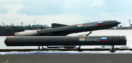 Tên lửa BrahMos và ống phóng được trưng bày tại Nga năm 2015. Ảnh: Livejournal.