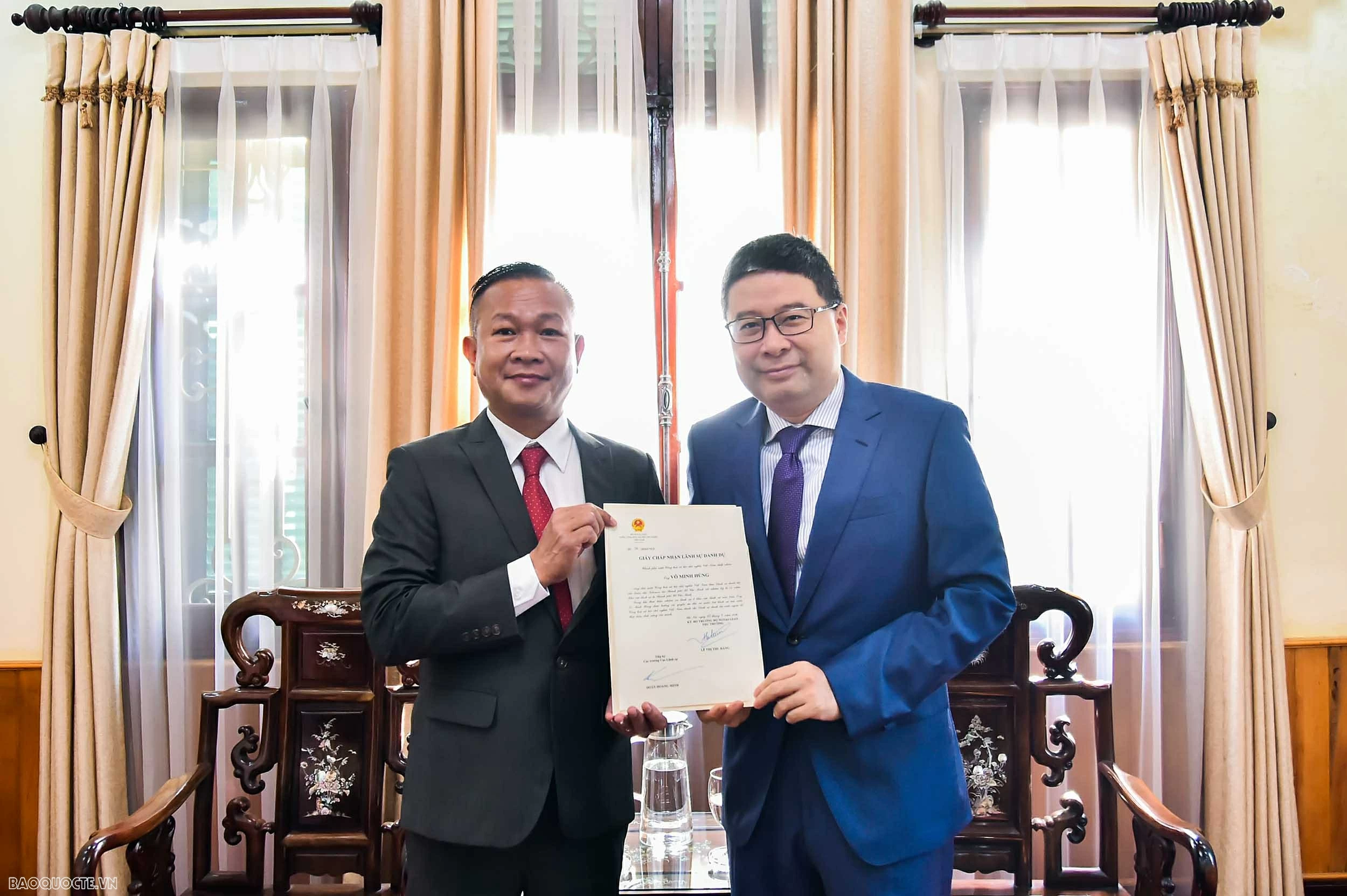 Trao Giấy chấp nhận lãnh sự cho Lãnh sự danh dự Quần đảo Solomon tại Thành phố Hồ Chí Minh